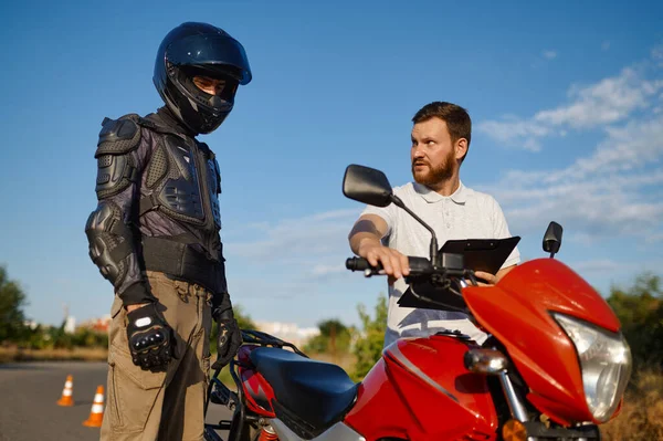 Lezione di guida su motordrome, scuola moto — Foto Stock