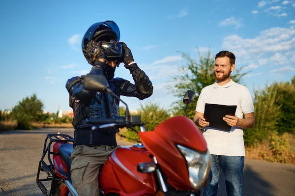 Étudiant et instructeur, cours de conduite, moto — Photo