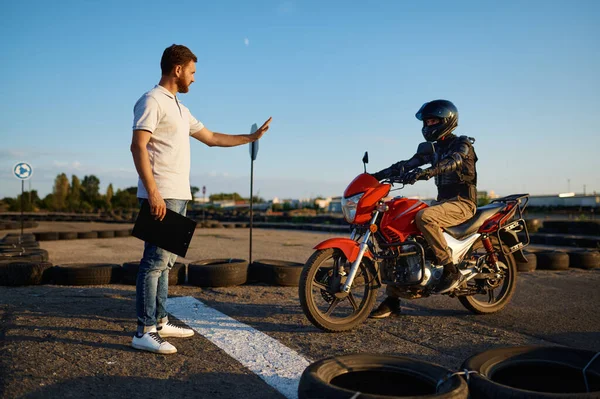 Student at the starting line, motorcycle school — Stock Photo, Image