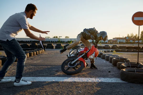 Estudante cai de uma moto, escola de motocicleta — Fotografia de Stock