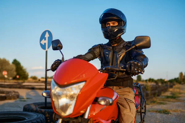 Man på motorcykel, framifrån, motorcykelskola — Stockfoto