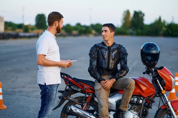 Student pratar med instruktör, motorcykelskola — Stockfoto