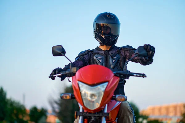 Student posiert auf Motorrad, Motorradschule — Stockfoto