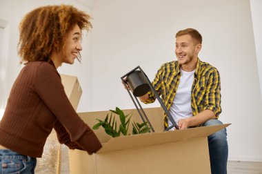 Mutlu çift eşyalarını yeni daireye yerleştiriyor.