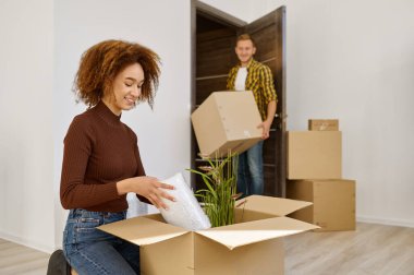 Genç evli çift yeni evlerini düzenliyor.