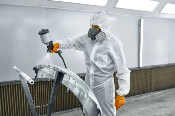 Technician in safety clothing spraying car paint — Φωτογραφία Αρχείου