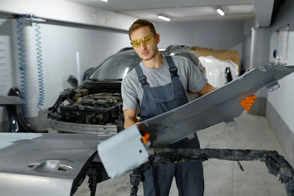 Mecánico de montaje de piezas de automóviles después de pintar — Foto de Stock