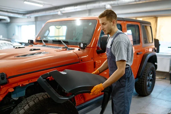 Techniker arbeitet in Garage an Auto-Tuning — Stockfoto