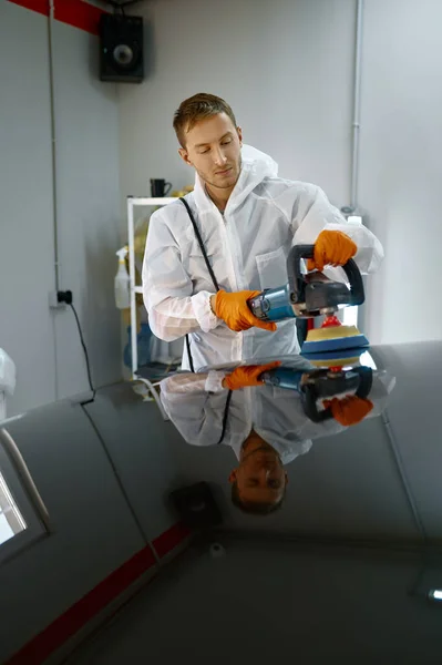 Professional car service worker polishing painted surface — Φωτογραφία Αρχείου