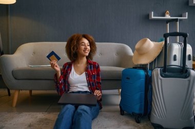 Gülümseyen kadın başarılı tur rezervasyonuyla seviniyor