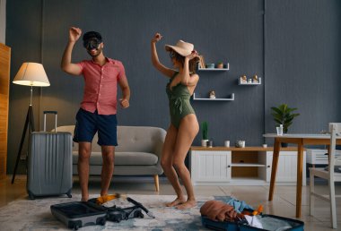 Çiftler tatile çıkmadan önce eğleniyorlar.