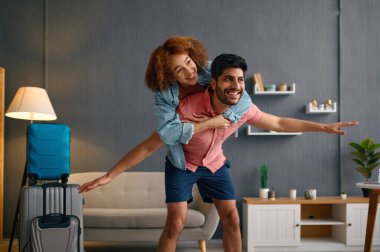 Mutlu çift balayı tatilinden önce eğleniyor.