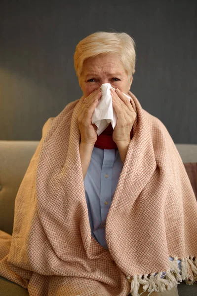 Ongezonde zieke oude vrouw verpakt in deken — Stockfoto