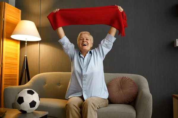 Verheugd oudere voetbal holding sjaal over het hoofd — Stockfoto