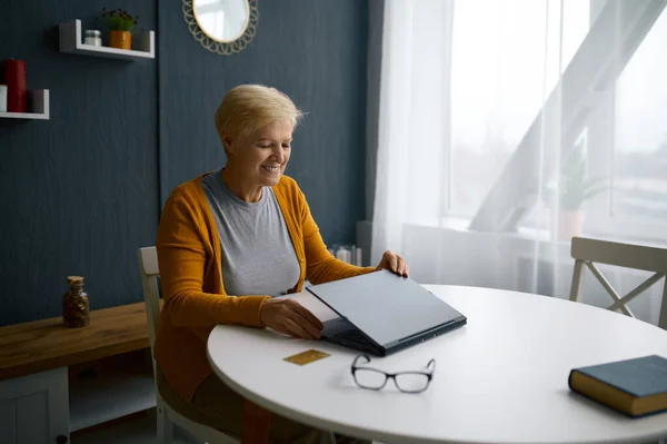 老年妇女上网购物时打开笔记本电脑 — 图库照片