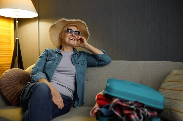 Ηλικιωμένη γυναίκα με συσκευασμένα αποσκευές για το ταξίδι — Φωτογραφία Αρχείου
