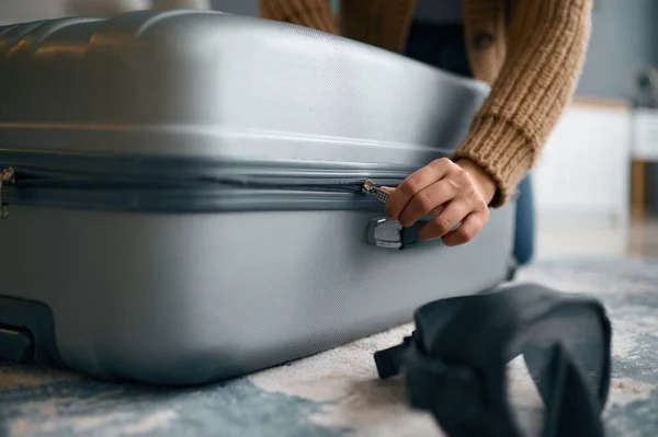 Closeup of hands zipping travel suitcase luggage — Stock Photo, Image