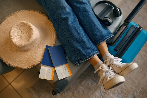 Frauenbein auf Koffer mit Fahrkarten — Stockfoto