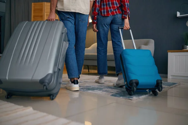 Tiro de colheita de casal andando com malas — Fotografia de Stock