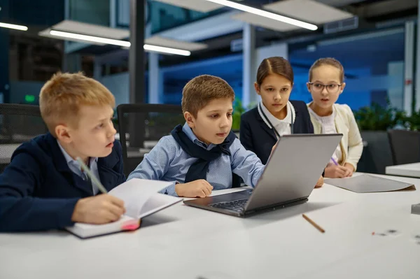 Crianças olhando para a tela do laptop discutindo algo — Fotografia de Stock