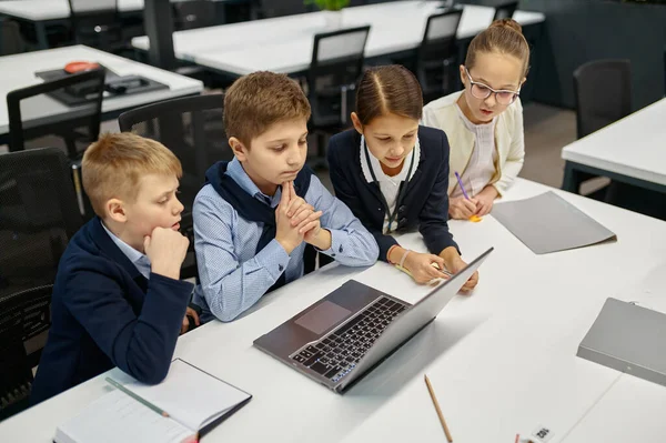 Digitale native studenten e-learning via laptop computer — Stockfoto