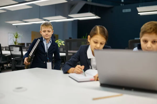 Dzieci pracujące na laptopie w nowoczesnym biurze — Zdjęcie stockowe