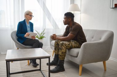 Muayene sırasında asker ve psikoterapist