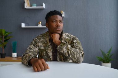 Askeri adam kamera portresine bakıyor.
