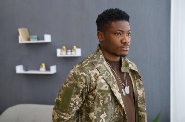 Savaş gazisi pencereden dışarı bakıyor.