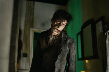 Su dolabının içinde yürüyen korkunç bir ceset.