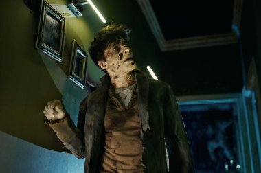 Evde kurban arayan sinsi zombi.