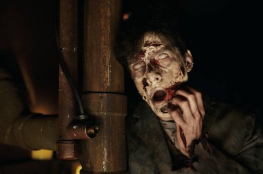 Korkunç suratlı çömelmiş zombi portresi