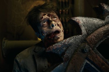 Zombi erkek kişinin bıçaklandığı korku sahnesi.