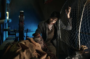 Suratında zombi yağı olan çirkin bir adam.