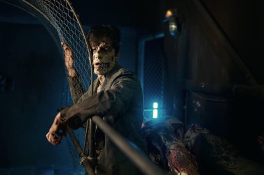 Suratında zombi yağı olan çirkin bir adam.