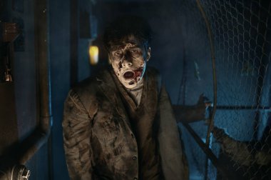 Evde kurban arayan sinsi zombi.