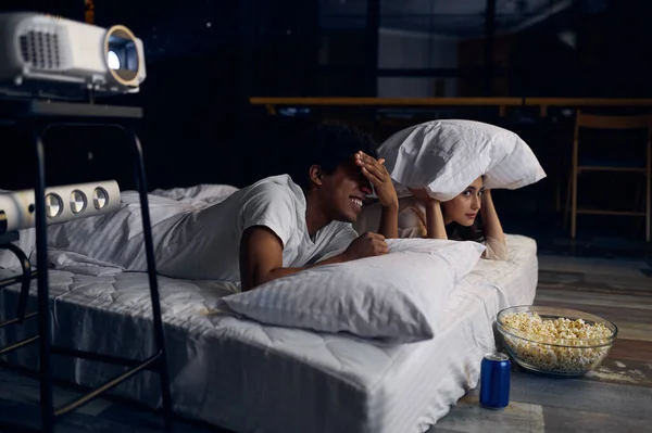 Engraçado casal assistindo filme de terror no quarto — Fotografia de Stock