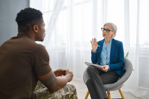 Psicólogo profesional dando consejos a paciente militar — Foto de Stock