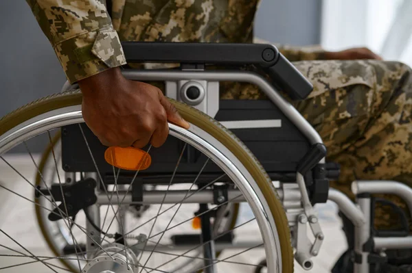Felismerhetetlen, kerekesszékes fogyatékossággal élő katona — Stock Fotó