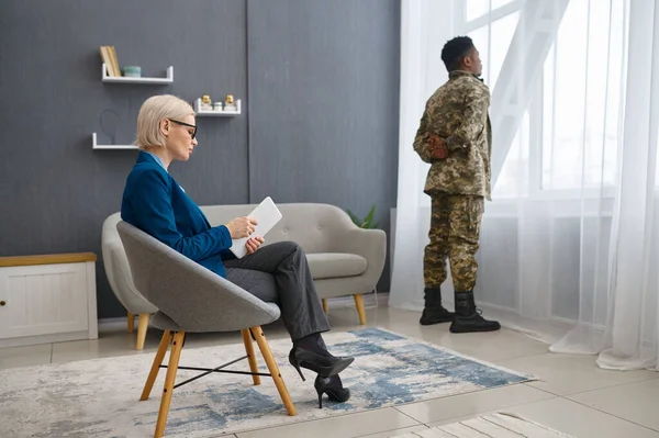 Сеанс терапии ветеранов войны в офисе психолога — стоковое фото