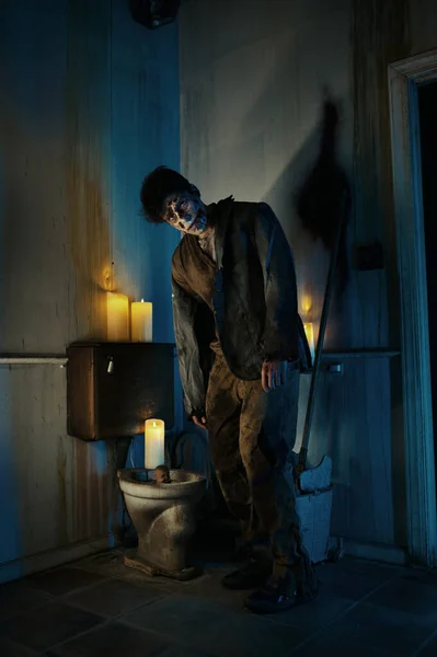 Повнометражний портрет зомбі-вбивці, що стоїть біля туалету — стокове фото