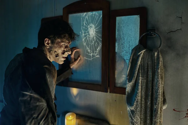 Zombie monster muž před rozbitým zrcadlem — Stock fotografie