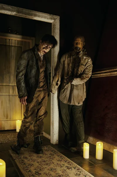 Mum ışığı ve korkunç cesediyle zombi evi. — Stok fotoğraf