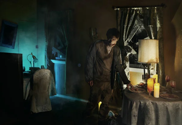 Korkunç zombi adam yemek masasının yanında duruyor. — Stok fotoğraf