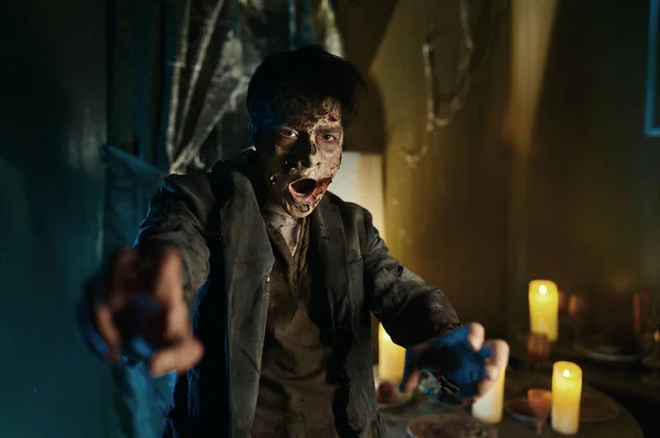 Ritratto di spaventoso assetato di sangue zombie uomo attacco — Foto Stock