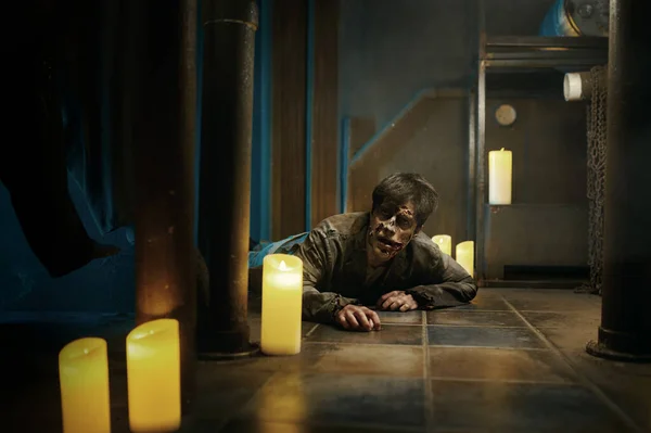 Кривавий зомбі чоловік плаче на підлозі — стокове фото