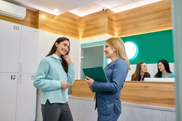 Female doctor and patient discussing medical prescription — Stock Photo, Image
