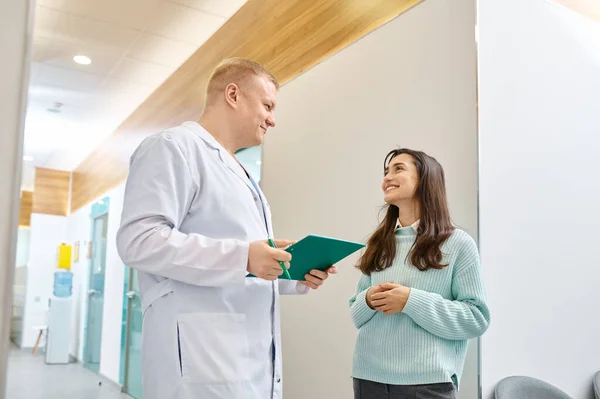 Doctor and patient discussing medical checkup results — Stock Photo, Image