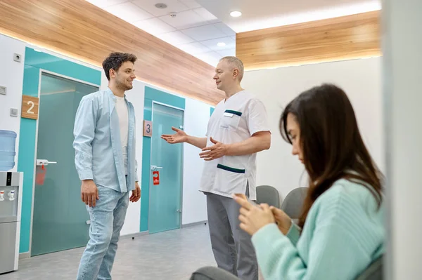 Médecin discutant des résultats de l'examen avec un patient masculin — Photo