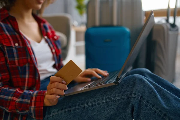 Nahaufnahme Frau buchen Reise macht Kauf online — Stockfoto